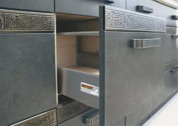 Стол с 3 ящиками (система Hettich) Бруклин 101.91 Дуб Кронберг/Лагода/Антрацит