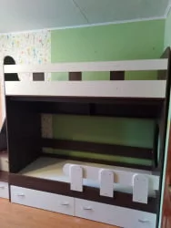 Кровать Юниор 1 (без бортика) корпус Венге фасады Белое дерево