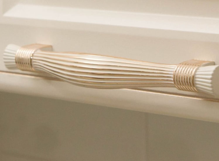 Шкаф-витрина кухонный (с системой плавного закрывания) Милана 23.09.1 Сосна Астрид/Ваниль_1